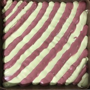 裱花袋剪小口，两种颜色交叉挤在烤盘里。