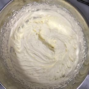 淡奶油加入糖粉，打至10分发。