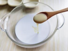 牛奶器具中加入一勺炼乳。