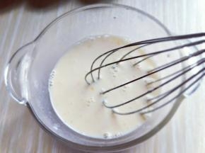 用手动打蛋器打均匀。之后过细筛。