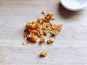 芒果干切丁。