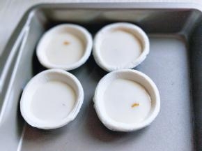 再加入蛋挞液，8分满。
