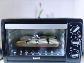 入烤箱中层，180度烤18分钟。