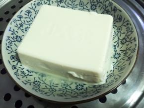 绢豆腐装在盘中蒸10分钟