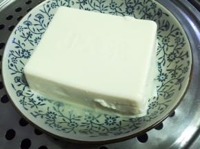 绢豆腐装在盘中蒸10分钟