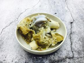 把炖好的棒骨捞出来，把肉和骨头拆离。