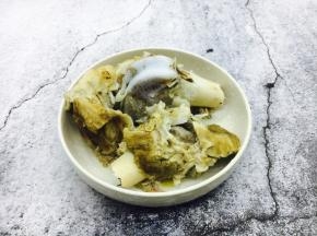把炖好的棒骨捞出来，把肉和骨头拆离。