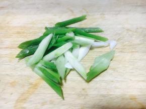 切1棵小香葱。