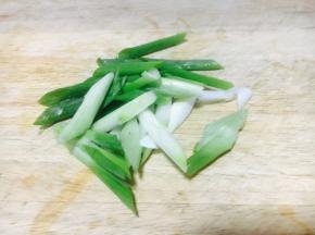 切1棵小香葱。