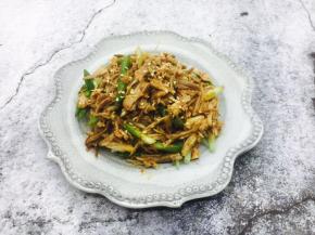 放入调好的步骤14的麻辣拆骨肉即可。