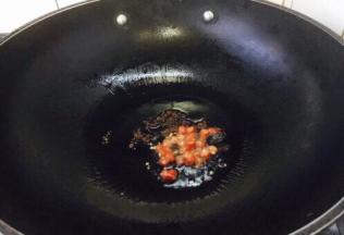 锅里放油，放入花椒，当油温热时再放入小米椒。