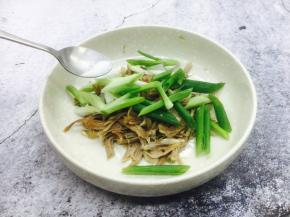 放入少许的盐。