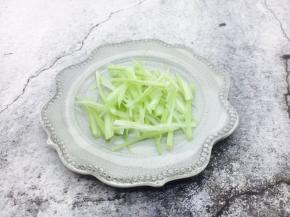 把芹菜码放在盘子底下。