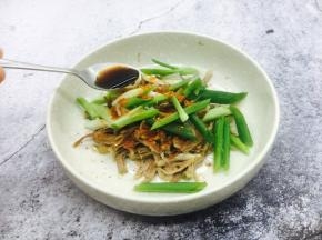 放入1小勺的生抽。