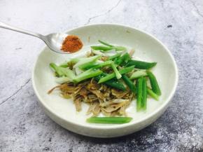 放入适量的辣椒面。