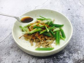 放入2小勺的醋。