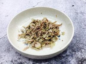 把肉撕成丝。