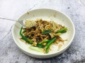撒上些白芝麻。