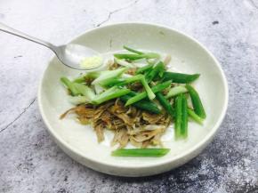 放入少许的鸡精。