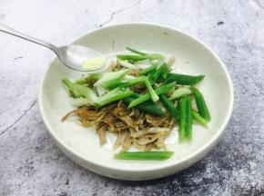 放入少许的鸡精。