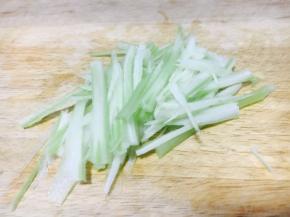 把芹菜切成丝。