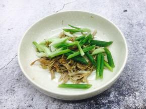 把小香葱放入拆骨肉的盘子里。