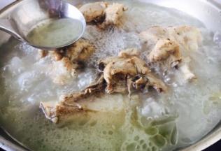 把焯过水的棒骨放在汤锅里，倒入适量的提前准备好的开水，水量没过食材，放入葱段和姜片，开盖儿大火煮10分钟左右，汤色变白，此时转小火，盖上锅盖儿，煮约40分钟左右即可。