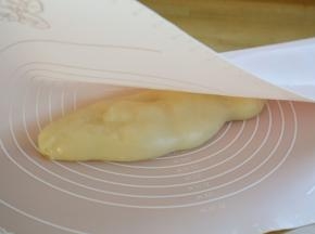 熟透糯米糍皮放入塑胶垫里，揉搓，或擀压。
