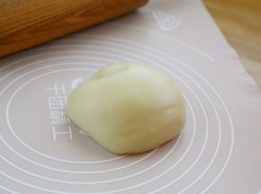 直到成为光滑有弹性的面团。注：这一过程不能省略，直接关系到口感。

