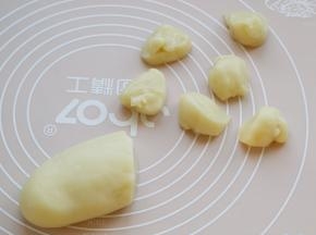 然后分成一个个的小剂子，每个约30克，共15个。