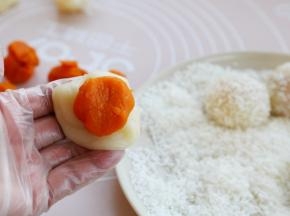 取一糯米糍外皮拉拉大，放一馅料在其中。
