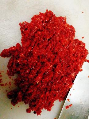 牛肉先用刀剁细