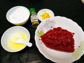 准备好食材，蛋清，生粉，姜，胡椒粉，牛肉糜