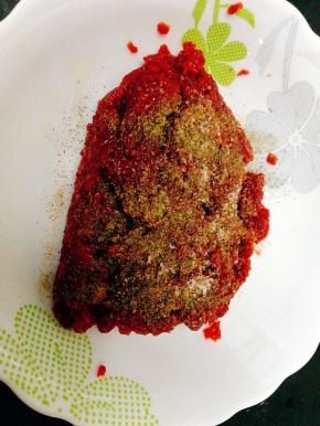 牛肉糜加盐、胡椒粉。