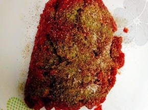 牛肉糜加盐、胡椒粉。