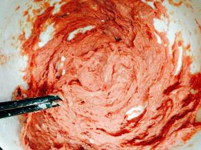 朝一个方向攪拌5分鐘，然后把牛肉浆提起再往盆里用力反复摔打，直到牛肉起粘性，至少15分钟（打越久肉质越Q）。