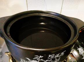 准备一口砂锅，锅里准备冷水，