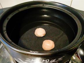 做好一个个放入砂锅里