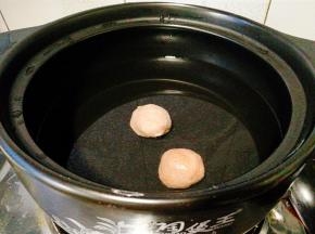 做好一个个放入砂锅里