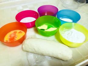 中种的面团提前和好，放入冰箱冷藏17个小时发酵至3倍大，其余材料称好。