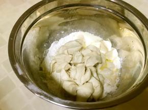 把发酵好的面团用剪刀剪成小块，和其它材料（黄油除外）混合搅拌，揉成光滑的面团后，加入黄油继续揉搓至出膜。