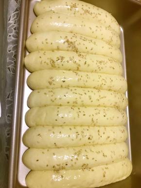 发酵至两倍大，拿出发酵好的面团，烤箱预热210度，蛋液过筛，用刷子平涮到面团上（不要刷多了哦）最后撒上芝麻。放入预热好的烤箱，上下火180度，烤15分钟（中间看着上色好了可以加盖锡纸，或者上火降30度）