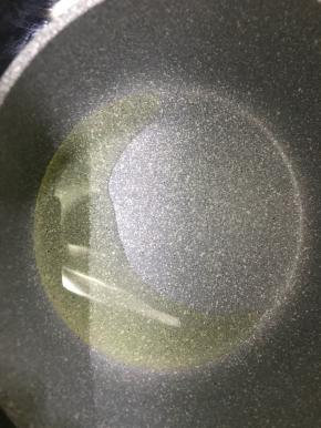 锅烧热，放少许油