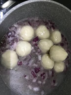 放入鱼丸，再加碗水