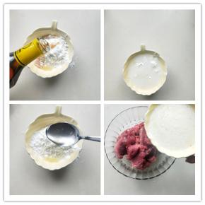 淀粉加入料酒，油，水，调成稀稠合适的糊（太稀的话，肉片挂不上面糊；太稠的话，面太厚，口感不好，加入一点油，可使炸出的肉外皮更酥脆，}搅拌均匀，倒入切好的肉片里