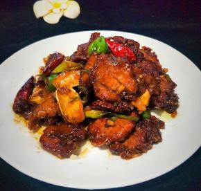 成菜色泽金黄，外酥里嫩，酸甜可口