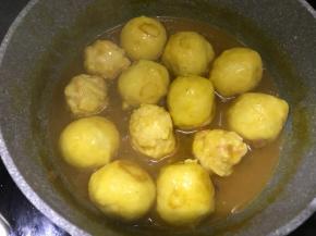 让鱼丸浸透咖喱汁