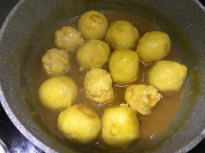 让鱼丸浸透咖喱汁