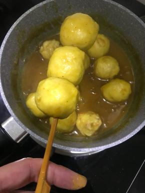 用牙签串起装盘即可