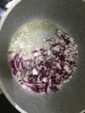 放入洋葱煸炒到透明